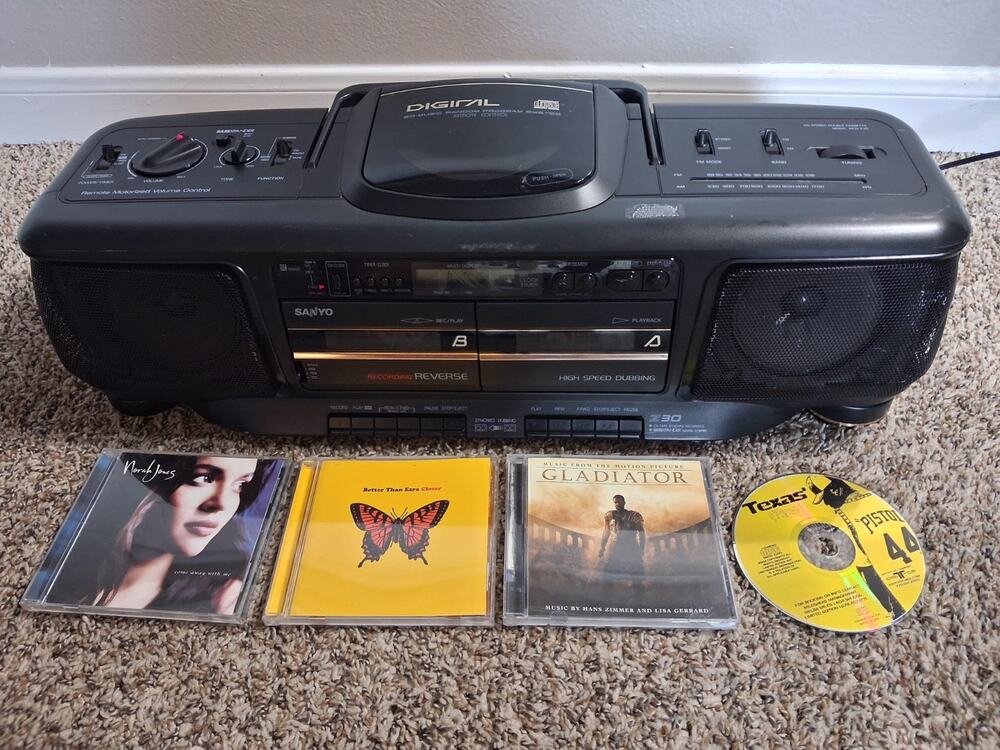 Vintage SANYO Z30 BassXpander CD Boombox AM/FM Radio Dual Cassette Tested Works